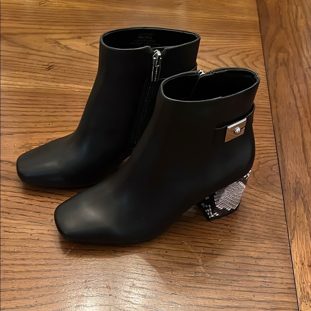 Vince Camuto laiklen Snakeskin Heel Ankle Bootie - Picture 3 of 13
